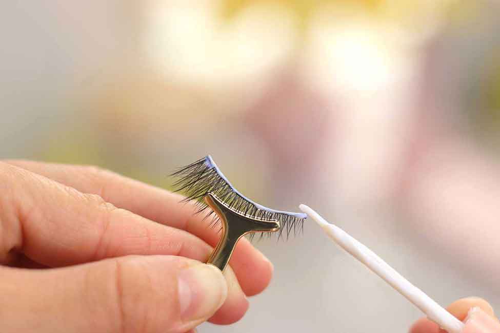چسب مژه چیست؟